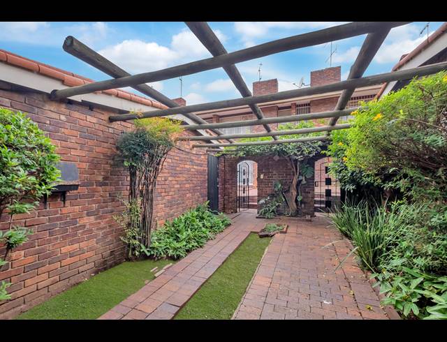 2 BEDROOM TOWNHOUSE FOR SALE IN WINDSOR WEST